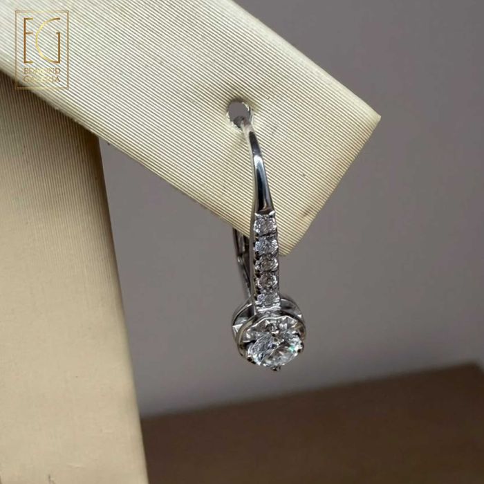Pereche de cercei din aur alb, decorată cu diamante