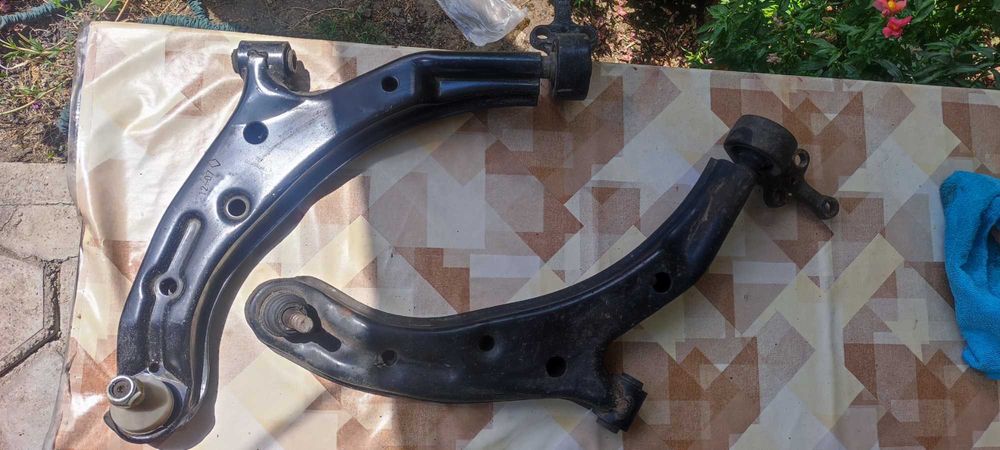 Предни шарнири с носачи - Нисан Алмера