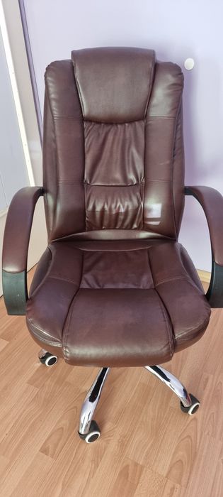 Кожен  офис стол