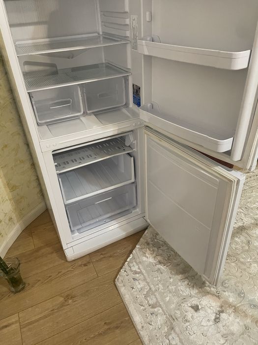 Холодильник Indesit