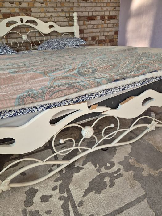 Кровать 200×180 без матраса продаём очень дёшево