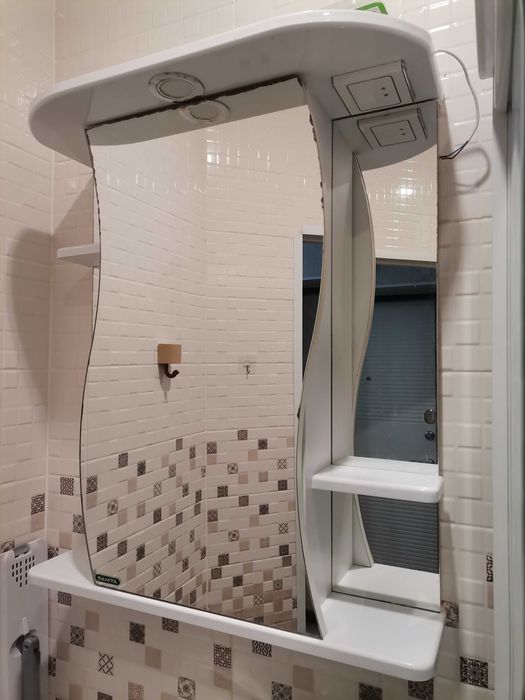 Продам зеркало со шкафом для ванной