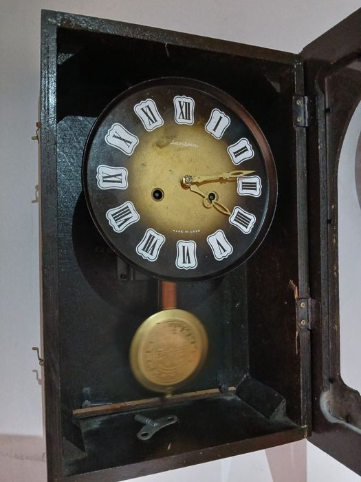 Ceas cu pendul vechi