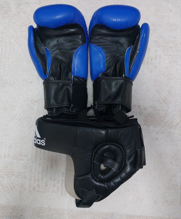 Боксёрский перчатки и шлем