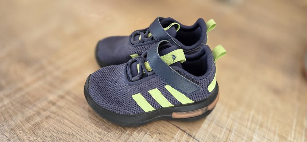 Adidași nr.23 și sandale nr.24