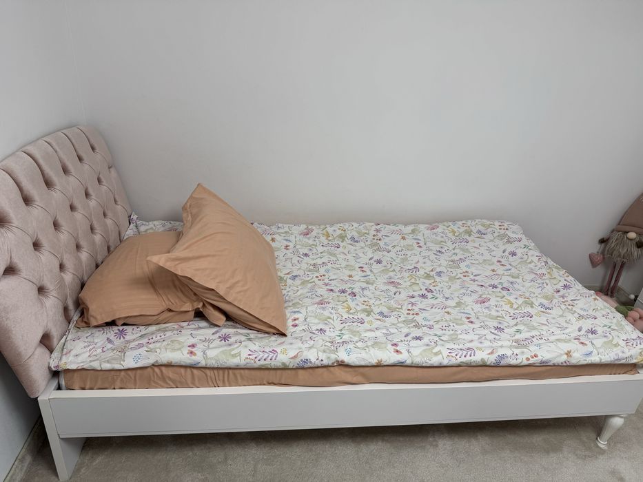 Pat mobexpert 1 persoana alb cu catifea roz!Oferim si salteaua 1800lei