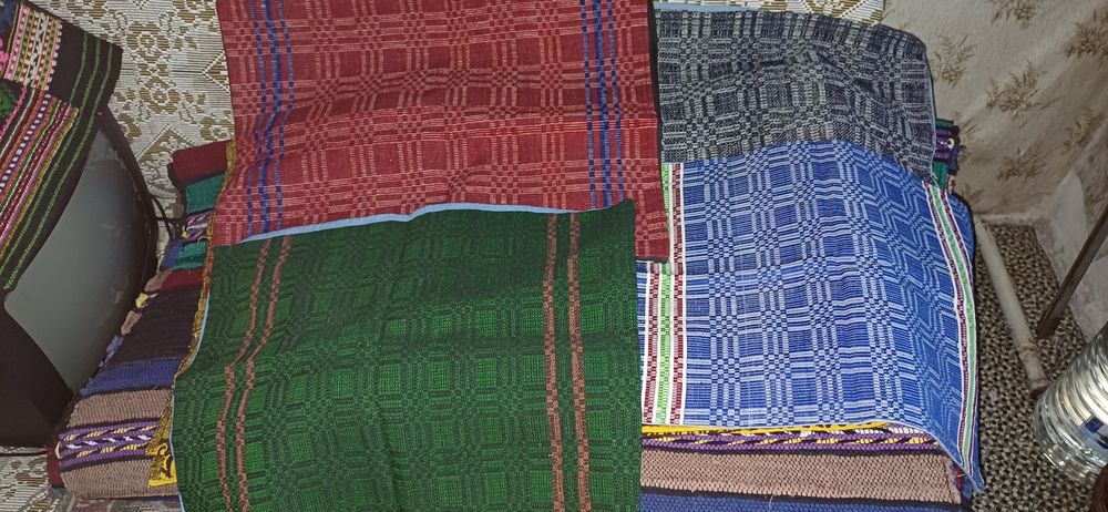 Продавам пътеки,калъфки,пристилки и др.Автентични ръчно тъкани.