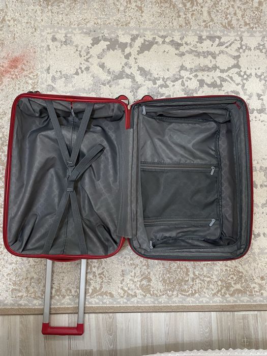 Чемодан красный цвет