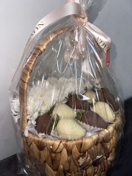 цветы с клубникой продется