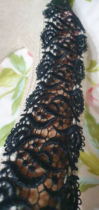 Бежевый свитер с узорами и с сеткой