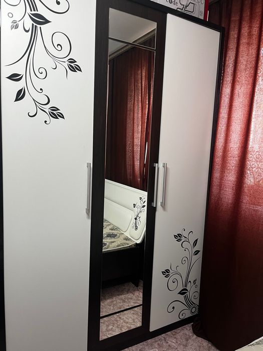 Шкаф с зеркалом в спальню