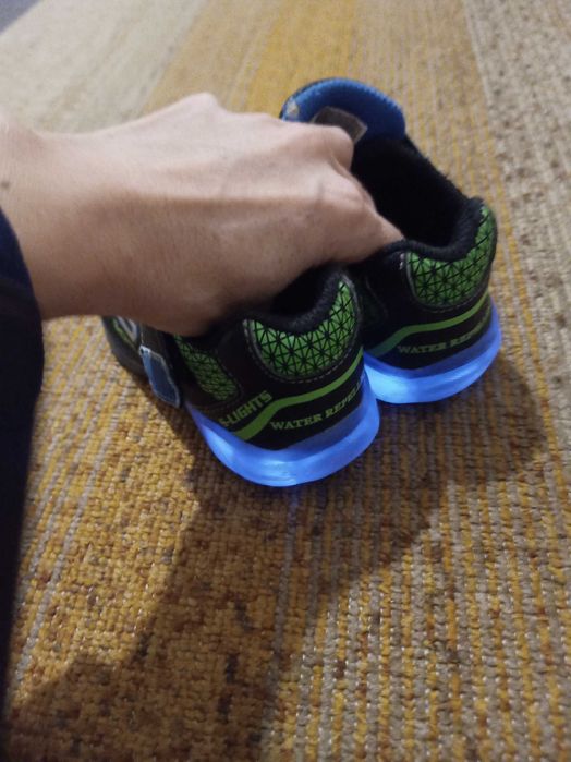 Оригинални маратонки Адидас и Скечърс- ном.27 и 26,Розови пантофи