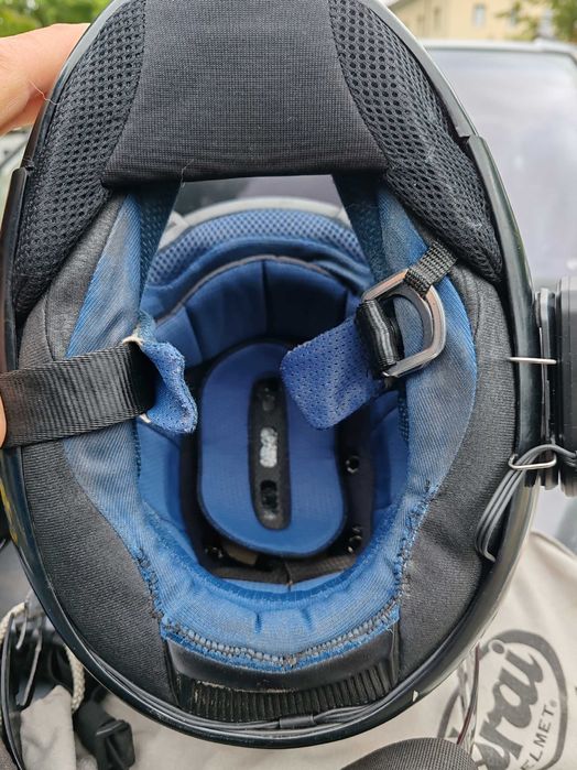 Мото каски, ботуши, екип от 2 части и раници.