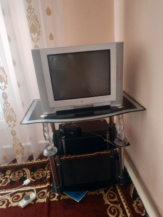 LG телевизор + подставки + тюнер сатылады.