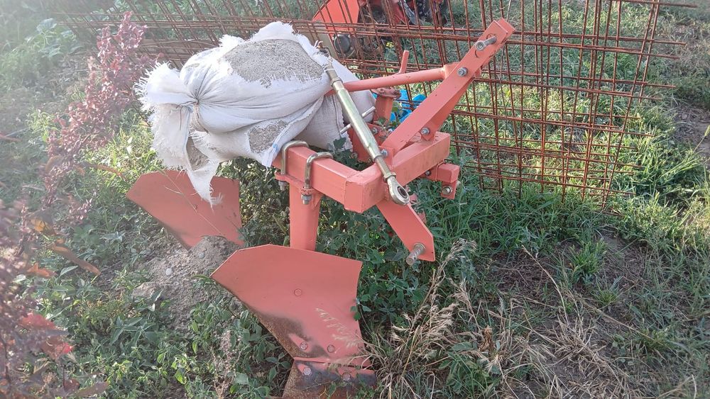 De vânzare tractor+prasitoare +plug +freza+tocatoare de crengi