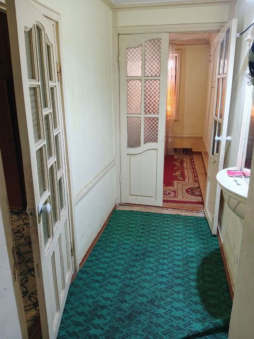 Чиланзар 13.  Срочно 2 х комнатная. Без балкона