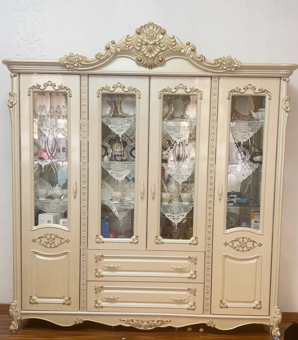 Vitrina stenka sotiladi