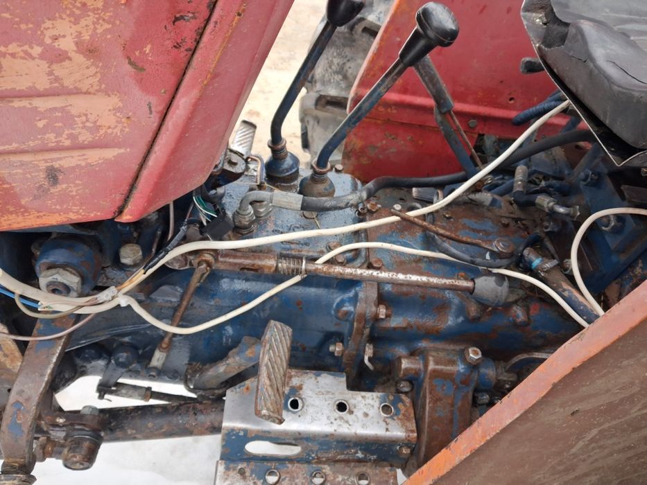 Vând tractor universal 550