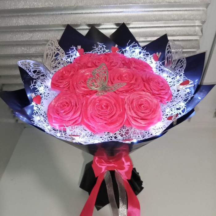 Букет из бабочек и роз