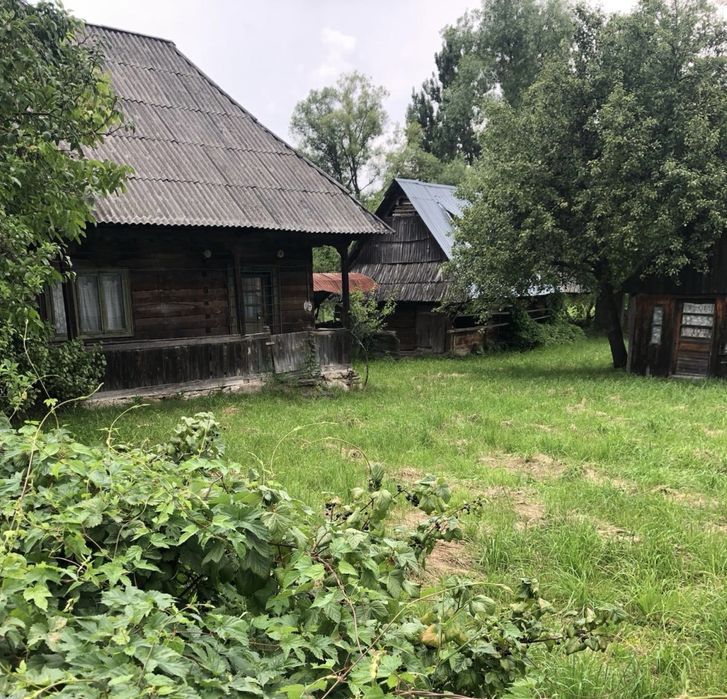 De vânzare – Teren intravilan 800 mp cu casă tradițională din lemn și anexe