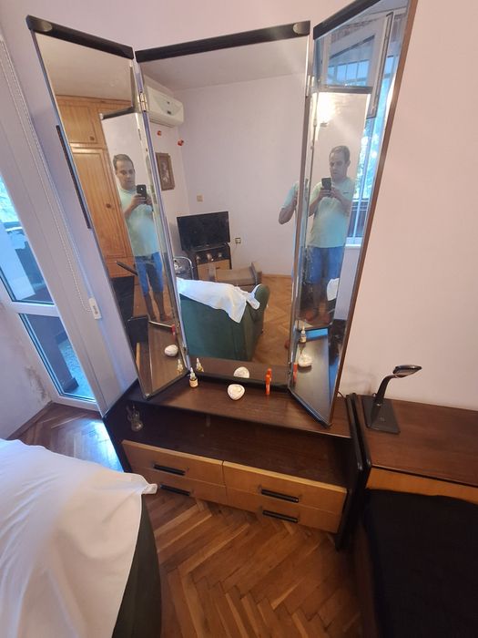 Продавам спалня с две ракли, 2бр. Шкафчета и тоалетка