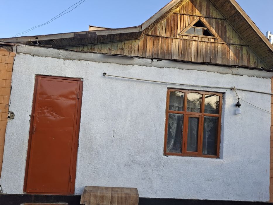 Үй сатылады. Баня, сарай бар. 8 сот жер бар