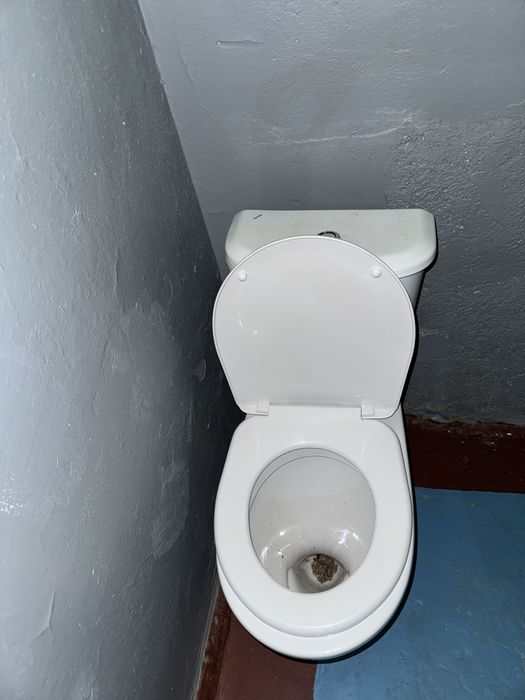 Unitaz srochna sotiladi
