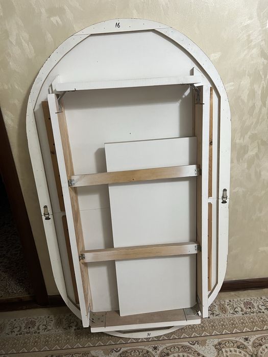 Стол для гостиной или кухни