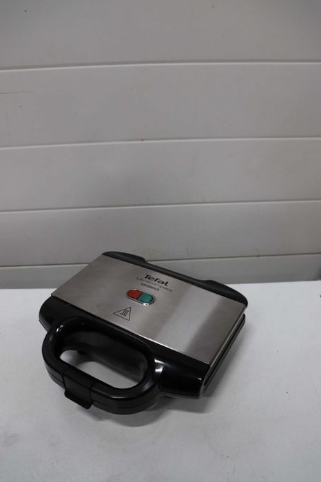 Уред за сандвичи Tefal Ultracompact 700W Незалепващи плочи, с ДЕФЕКТ