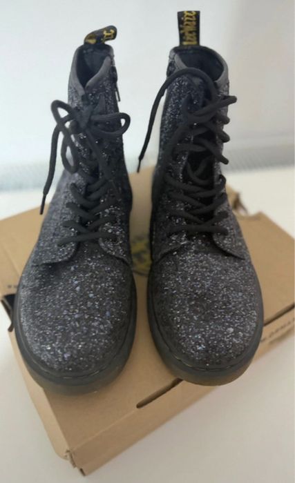 Vând bocanci cu sclipici Dr. Martens