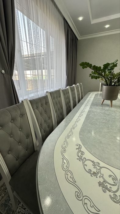 Стол с 16 стульями