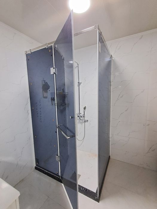 Стеклянные душевые перегородки