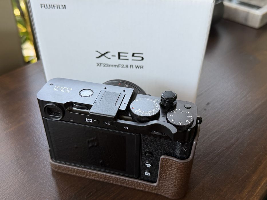 фотоапарат Fujifilm X-E5 + два обектива
