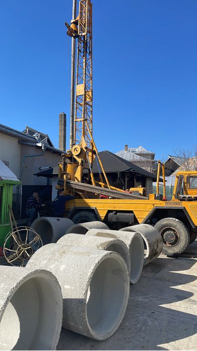 Fântâni,piloni si fose cu utilaj mecanizat.