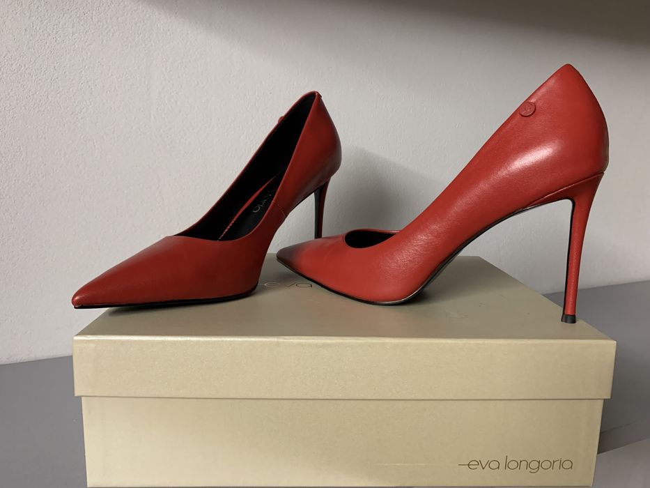 Елегантни червени токчета на Eva Longoria