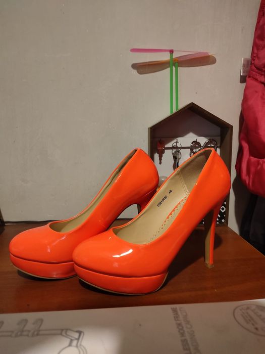 Шпильки лакированные