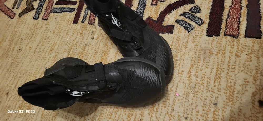 Продам две пары обуви 39-40