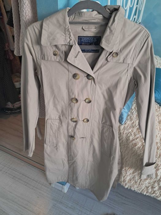 Haine rochii, bluză,  palton, jachetă.