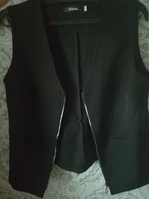 Продаю жилет черного цвета.