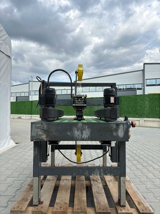 Машина за автоматично залепване на кашони с тиксо отгоре и отдолу