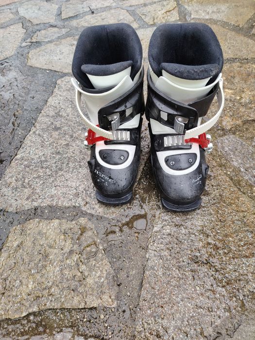 Детски ски обувки.