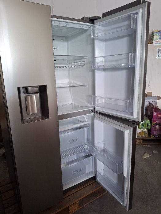 Почти нов Без забележки голям хладилник Samsung с долна камера. с