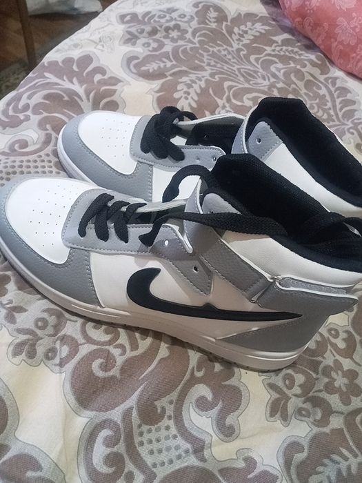 Ajoyib Naif brendining krosovkasi