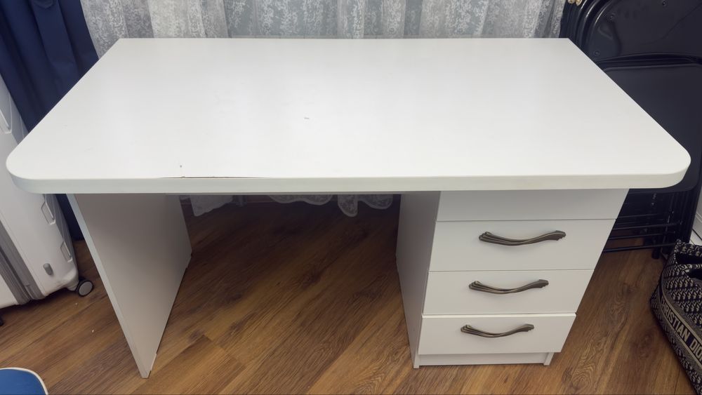 Продам письменный стол с ящиками (130×70×77)