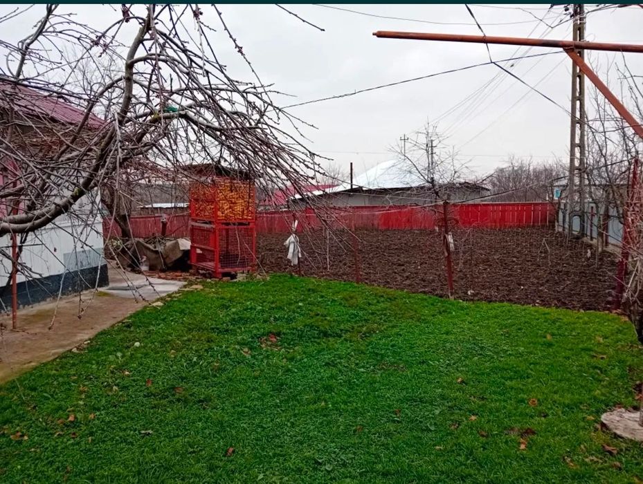 Vând casă cu teren 1000mp