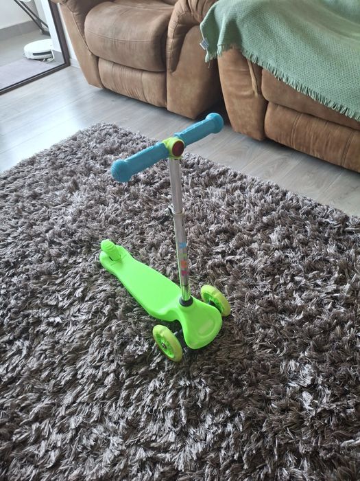 Vând trotinetă verde de copii