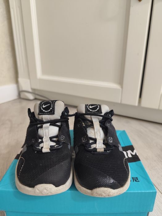 Детские кроссовки Nike.
