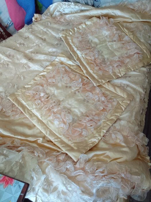 Продам срочно покрывало с наволочками