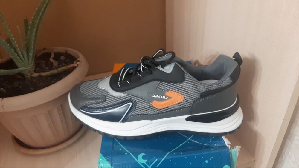 Кроссовки новые 43