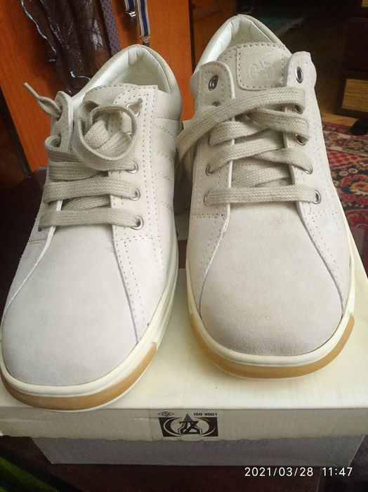 Кроссовки женские